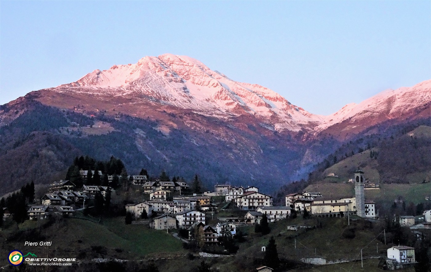 92 Bel tramonto in Arera con Zambla Bassa in basso.JPG -                                